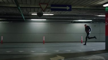 Şehir binasında koşan bir erkek suçlu. Hırsızı takip eden polislerle dolu bir polis arabası