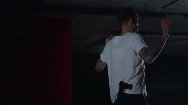 Saldırgan tutuklama sırasında el kaldırıyor. Tehlikeli şüphelinin silahı var.