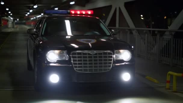 警车在桥上行驶.警务人员驾驶巡逻车巡查地区 — 图库视频影像
