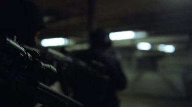 SWAT ekibi park yeri arıyor. Özel harekat polisi silah doğrultuyor. 