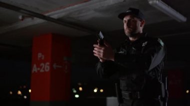 Polis memuru silahla ateş etmeye hazırlanıyor. Odaklanmış polis silahı doğrultuyor.