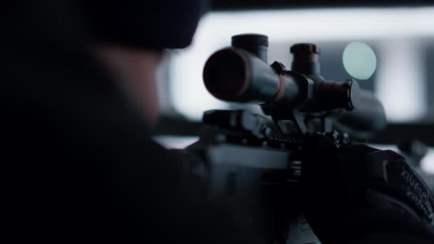 Sniper se préparant à tirer avec un fusil automatique. Soldat mâle chargeant arme armée — Video