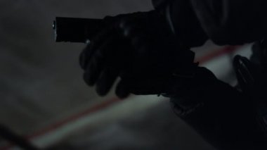 Üniformalı asker şarjörü dolduruyor. Erkek keskin nişancı şarjörü dolduruyor.