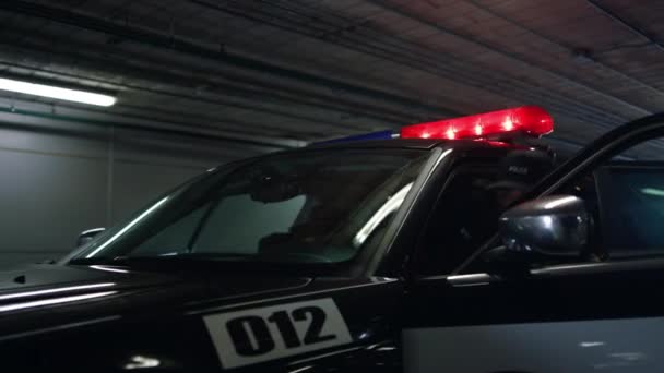 Agenten die zich verschuilen achter patrouillewagens. Politieagenten schieten crimineel met geweren — Stockvideo