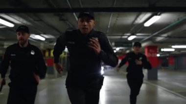 Polis memurları suçluların peşinden koşuyor. Polis ve polisler soyguncuyu kovalıyor.