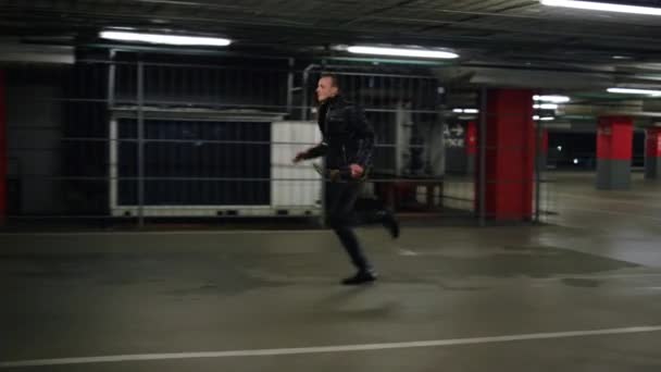 Террорист с автоматической винтовкой на парковке из полицейской машины — стоковое видео