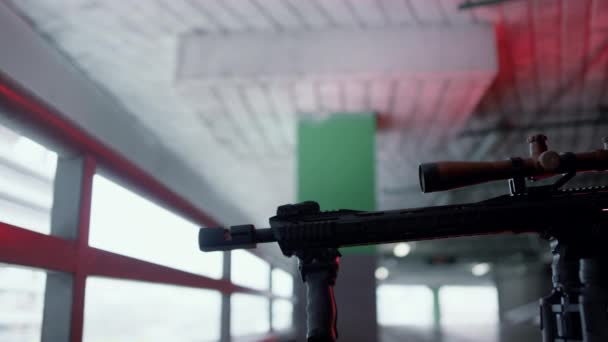 都市の建物で狙撃銃を持つキラー。銃の狙撃照準範囲 — ストック動画
