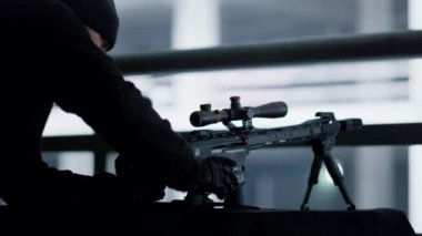 Katil saldırı tüfeği pozisyonunda. Hitman teleskopik görüşlü tüfek kullanıyor.