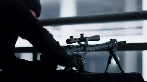 Gyilkos gépfegyverrel a helyén. Vadász távcsöves puskát használ. — Stock videók