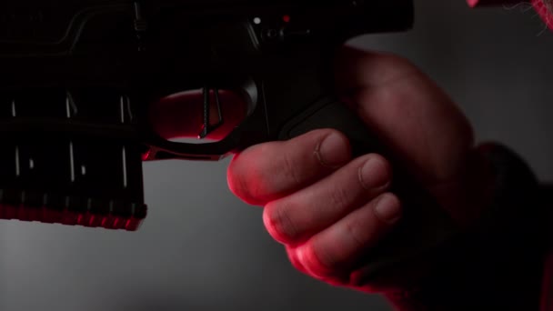 Mannen håller geväret i handen. Manlig mördare finger trycka av pistol — Stockvideo