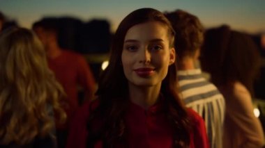 Partide poz veren manken portresi. Dışarıdaki kameraya bakan güzel kız..