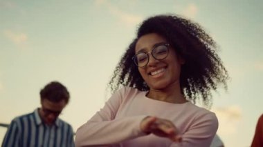 Afrikalı kadın partide harika zaman geçiriyor. Açık havada dans eden afro kız portresi