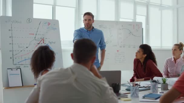 Hombre de negocios haciendo preguntas a colegas de oficina. La gente escuchando jefe en interiores. — Vídeos de Stock