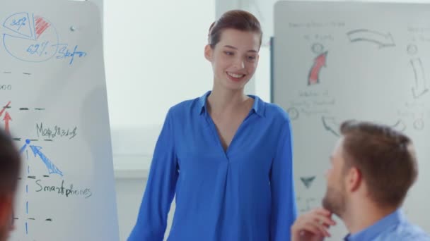 Mensen lachen in de vergaderzaal. Gelukkig vrouw wijzend hand whiteboard in het kantoor — Stockvideo