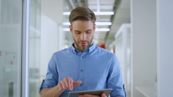 Χαρούμενος επιχειρηματίας που χρησιμοποιεί tablet στο γραφείο. Συσκευή εργασίας του επιχειρηματία σε εσωτερικούς χώρους. — Αρχείο Βίντεο