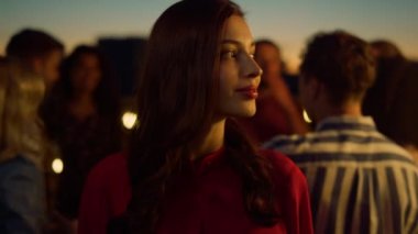 Çekici bir kadın, gece partisi gibi görünüyor. Açık havada gülümseyen bir modelin portresi