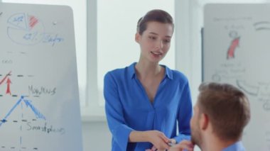 Kendine güvenen bir kadın iş yerinden konuşuyor. İşletme koçu danışmanı