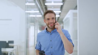 Ofiste telefonla konuşan neşeli bir adam. Neşeli iş adamı gülümseyen meslektaşım.