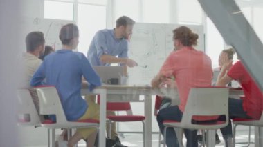 Cam işi adamı projesiyle. İnsanlar toplantı odasını alkışlıyor.