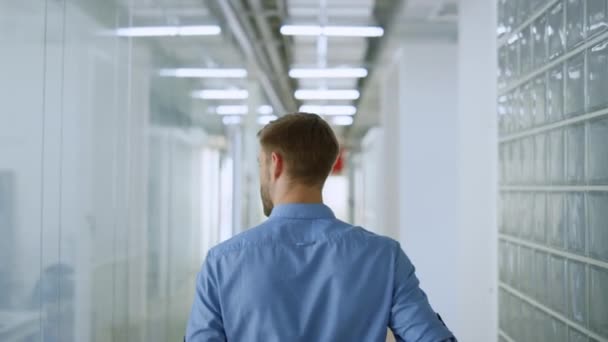 Unbekannter geht durch Glaswandraum. Geschäftsmann schaut sich im Büro um — Stockvideo