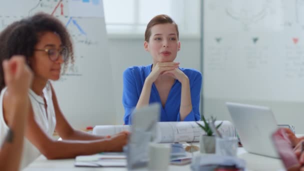 Zakenvrouw aan het woord. Vrouwelijke baas zittafel collega 's — Stockvideo