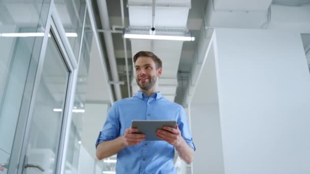 Obchodník s tabletem v moderní kanceláři. Muž mávající rukou uvnitř. — Stock video