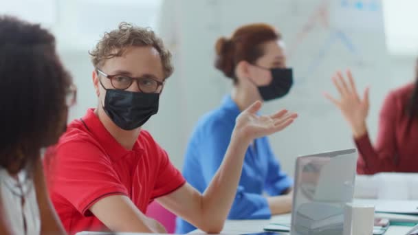 Maskovaní lidé pracující v úřadu. Chráněný muž mluví s kolegy. — Stock video