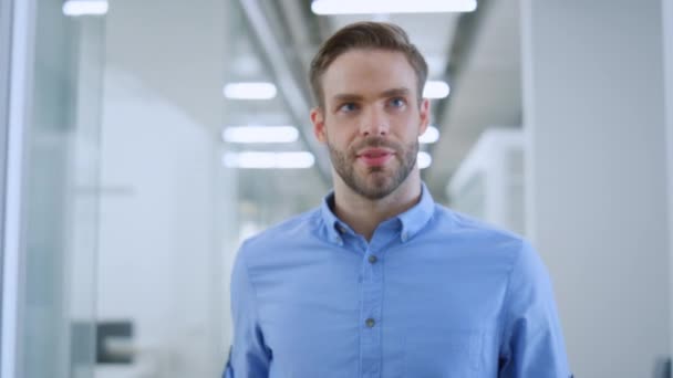 Gentile uomo d'affari saluto collega ufficio. Uomo sorridente che percorre il corridoio — Video Stock