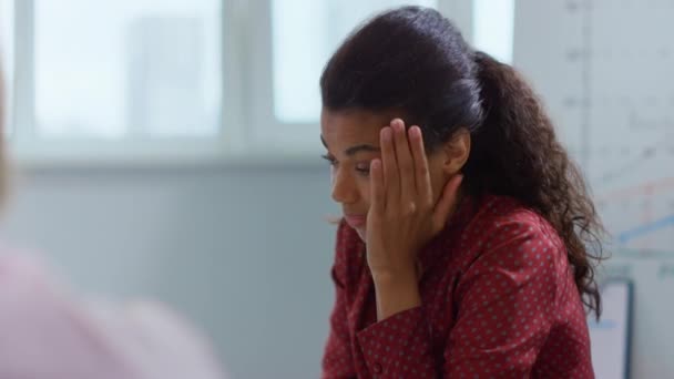 Afro mujer sosteniendo la oficina central. Mujer de negocios africana sentada mesa — Vídeos de Stock