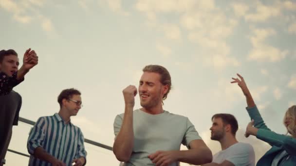 Hombre de energía balanceándose en la fiesta de la azotea. Chico alegre bailando en disco. — Vídeos de Stock