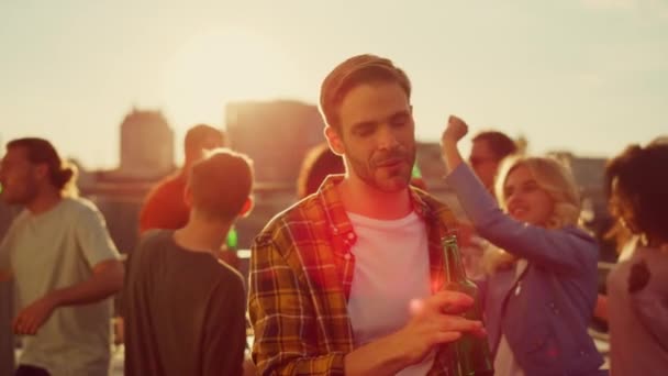 Handsome man relaxing with bottle beer at party. Happy guy dancing at disco. — Stock Video