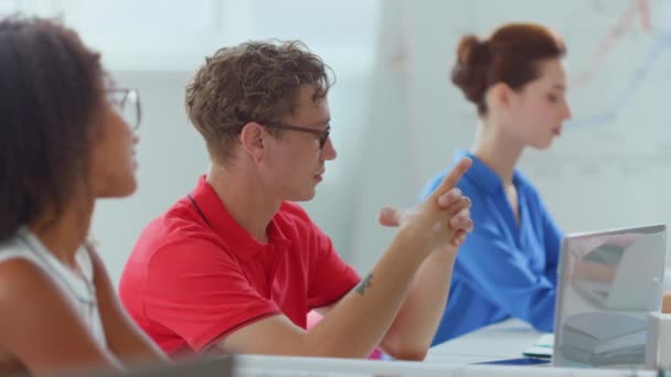 Gente de negocios sentada sala de reuniones. Colegas profesionales escuchando altavoz — Vídeo de stock