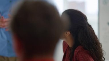 İş kadını iş arkadaşlarıyla toplantı odasında konuşuyor. İş kadını beyin fırtınası ekibi