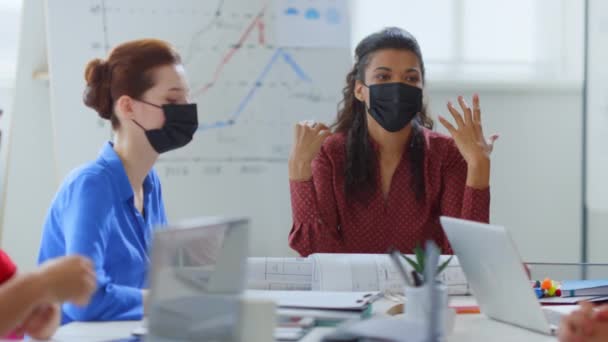 Affärskvinna brainstormar med kollegor. Masked människor sitter bord kontor — Stockvideo