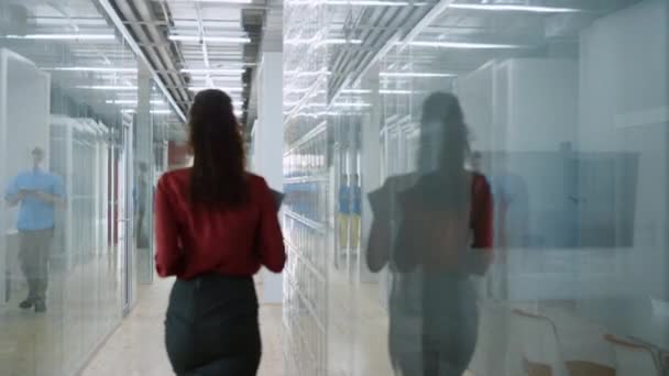 Επιχειρηματίας αναζητούν tablet στο διάδρομο. Οι άνθρωποι που πηγαίνουν στο σύγχρονο εσωτερικό γραφείο. — Αρχείο Βίντεο