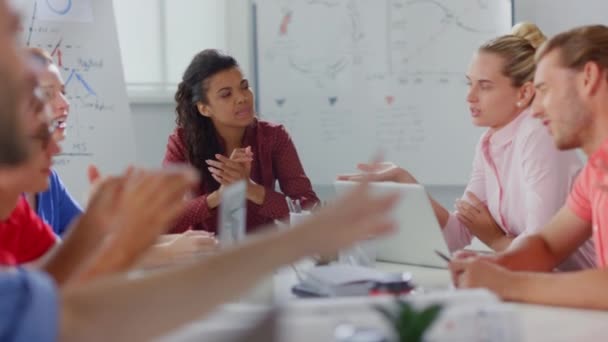 Équipe créative travaillant au bureau. Des gens d'affaires se rassemblent — Video