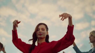 Partide kamera önünde dans eden güzel bir kadın. Dans ederken elini kaldıran kız..