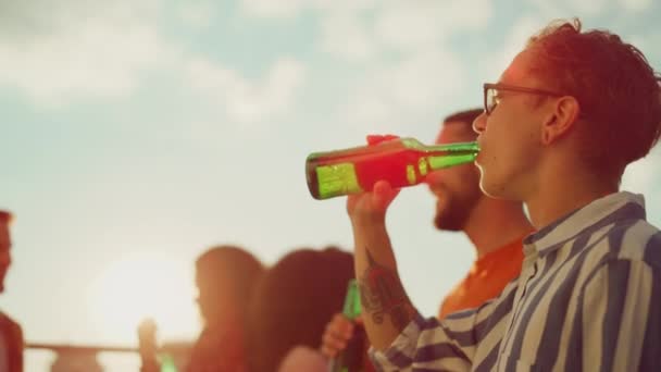 Draußen klirren Menschen mit Flaschen. Glückliche Freunde, die Bier trinken. — Stockvideo