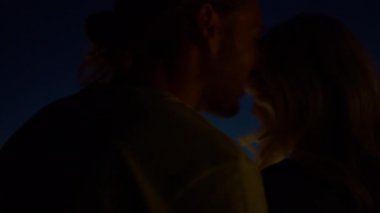 Romantik çift gece vakti dışarıda dans ediyor. Sevgililer dışarıda sohbet ediyorlar.