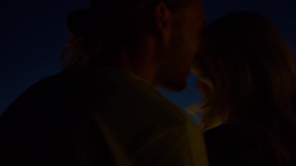 Romantiskt par som dansar på natten utomhus. Lovers chattar på datum utanför — Stockvideo