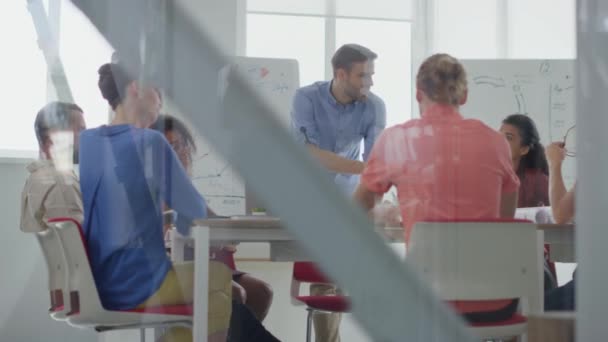 Creatieve mensen zitten op tafel kantoor. Zelfverzekerde bedrijfsleider praat mensen — Stockvideo