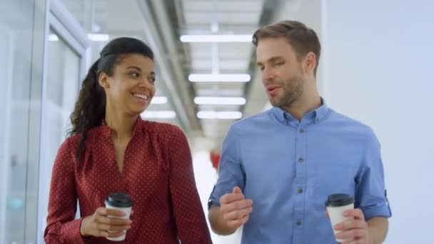 Compañeros sonrientes hablando mientras van a la oficina. Pareja tomando café — Vídeos de Stock