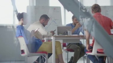 Cep telefonu ofisi kullanan cam insanlar aracılığıyla. Takım görünümlü akıllı telefon ekranı