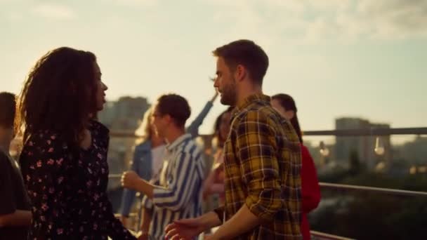 Vielrassiges Paar tanzt auf Dachparty. Menschen amüsieren sich in Open-Air-Disco. — Stockvideo