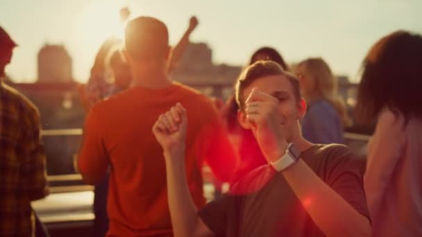 Un tipo enérgico bailando en una fiesta urbana. Multiraciales festejando al aire libre. — Vídeos de Stock