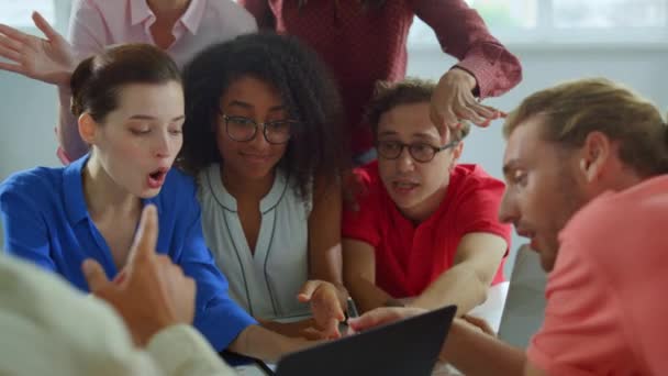 Creatief team op zoek naar computer kantoor. Succesvolle mensen geven high five. — Stockvideo