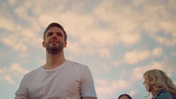 Un bel homme qui s'amuse sur la piste de danse. gars heureux participant à la bataille de danse — Video