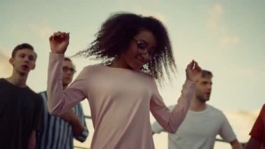 Partide arkadaşlarıyla dans eden Afrikalı bir kız. Neşeli kadın diskoda eğleniyor.