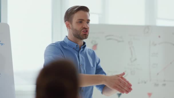 Happy man celebrating success colleagues office. Leader making presentation — Stock Video