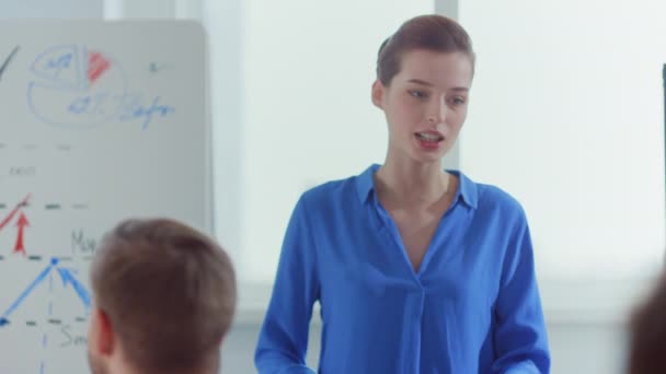 Sebevědomá žena představující startovací kancelář. Ženské mluvčí učitelský tým — Stock video